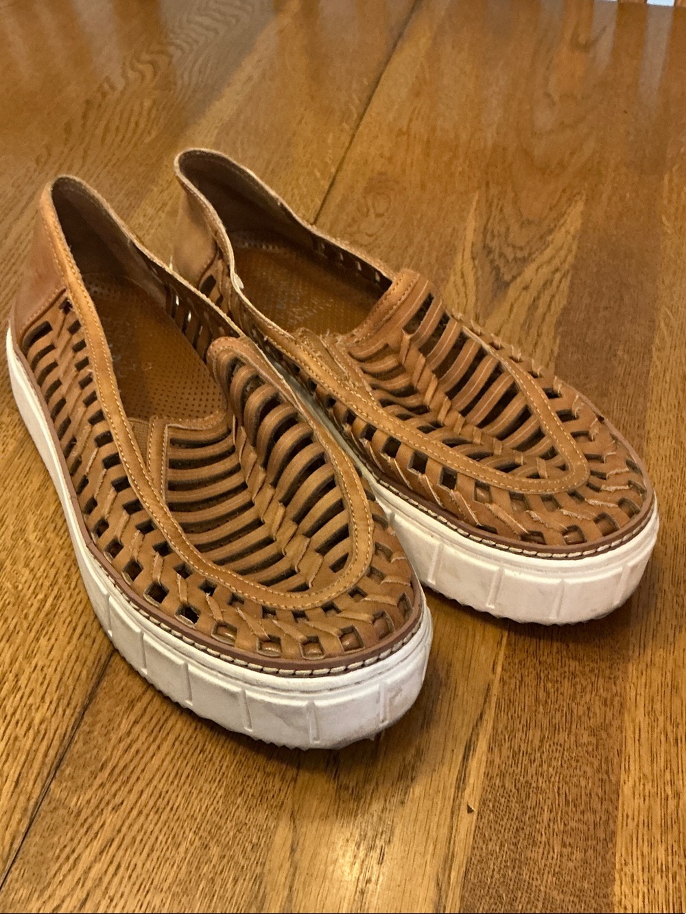 Woman’s Vince Camuto leather platform Hurrachi slip on shoe. Size 9.Gently worn